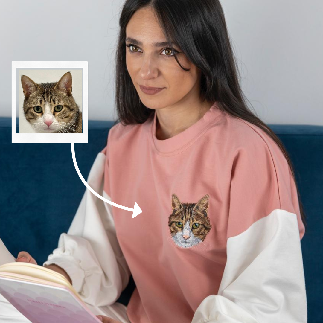 Mujer con sudadera Woofwearz bordada – diseño hecho a pedido