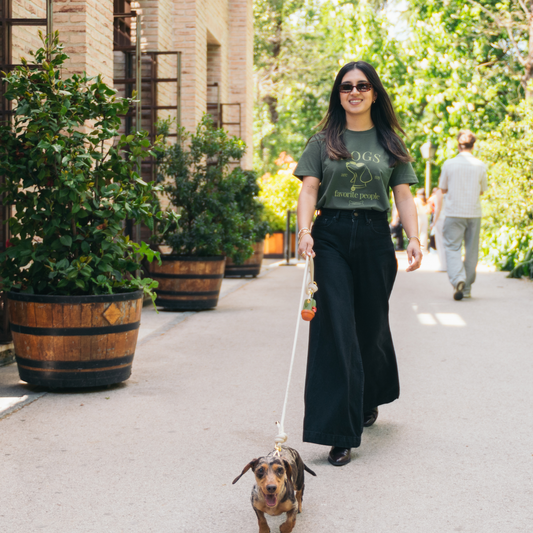 Modelo con mascota y camiseta con frase “Dogs are my favorite people”