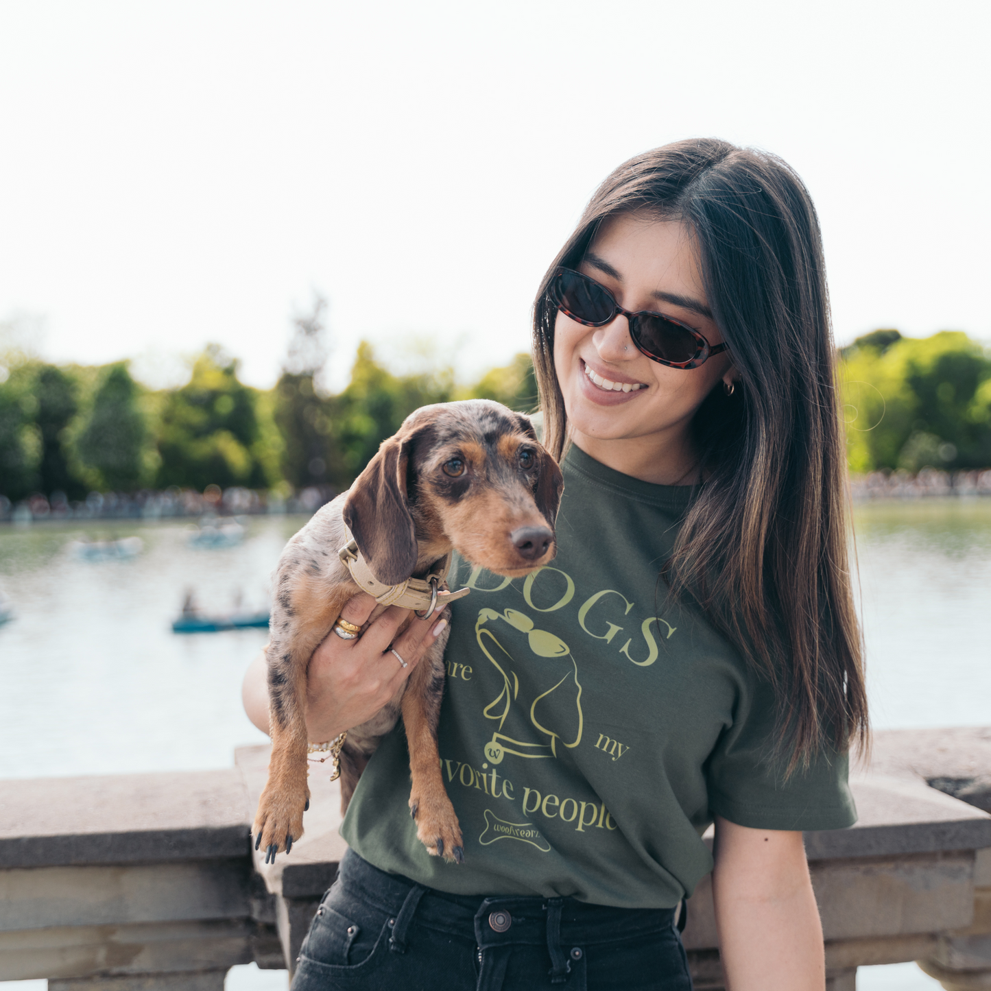 Escena con perro y camiseta para amantes de los peludos