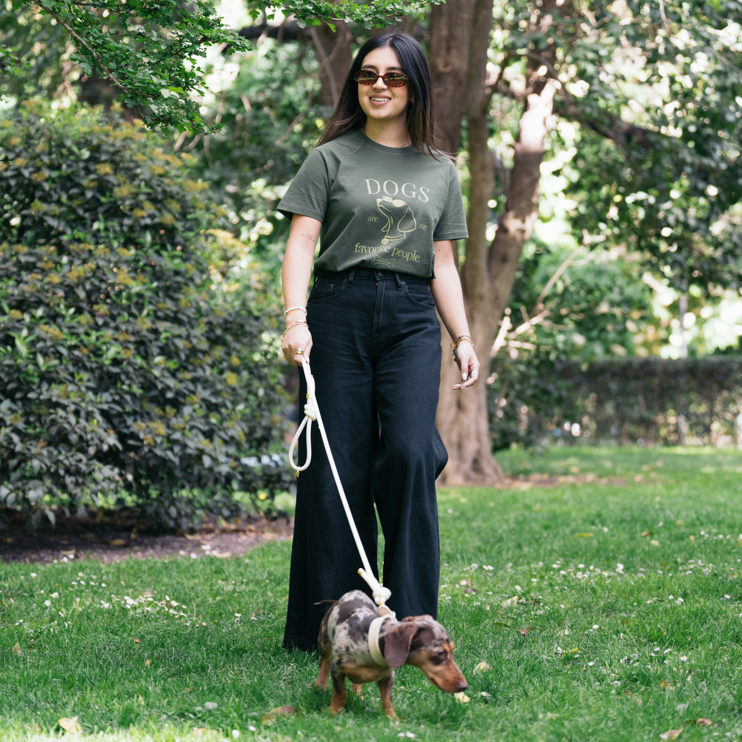 Imagen con humano y mascota luciendo diseño dog lover