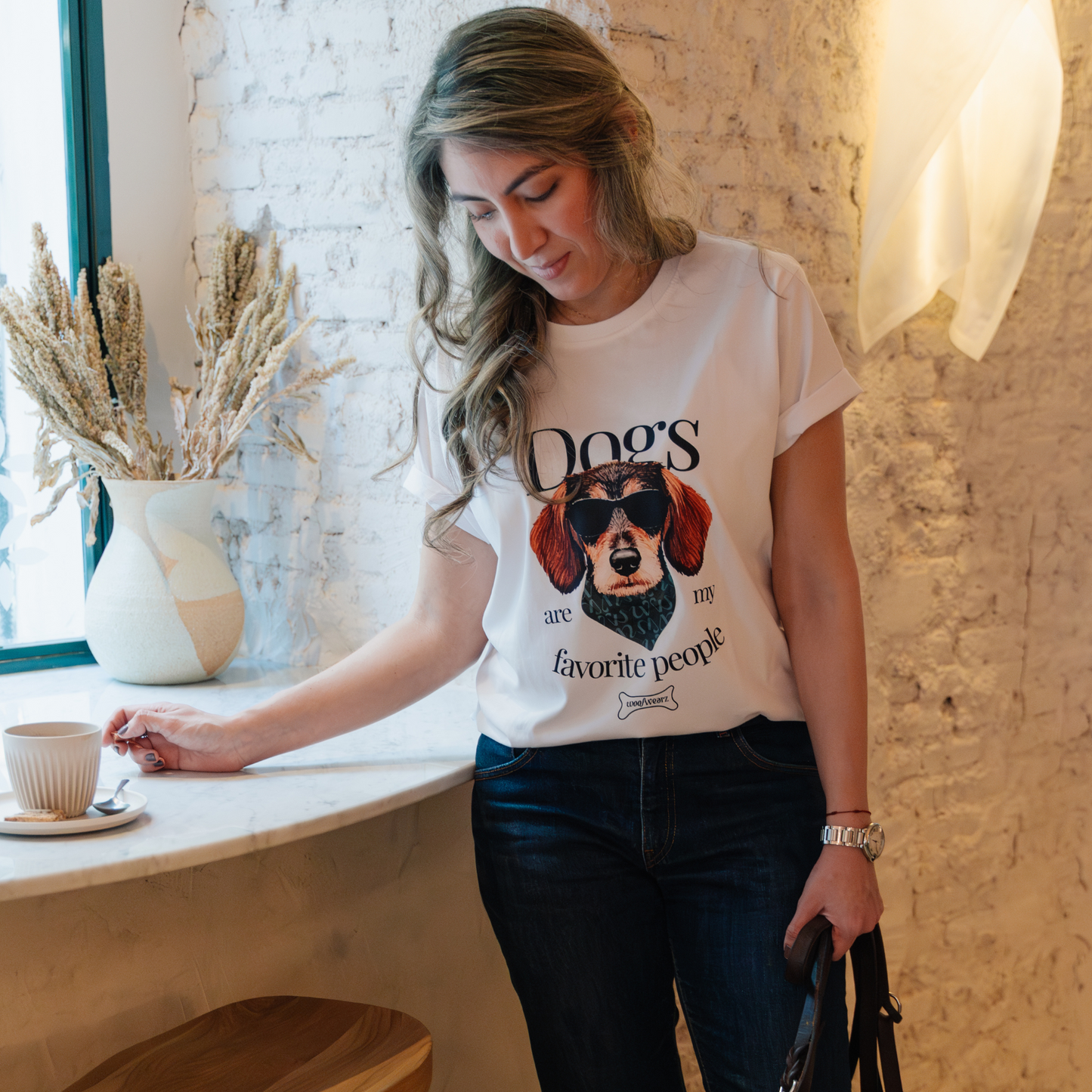 Mujer usando camiseta Dog Lover con frase estampada en full color