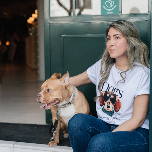 Foto lifestyle con camiseta y perro – “Dogs are my favorite people”