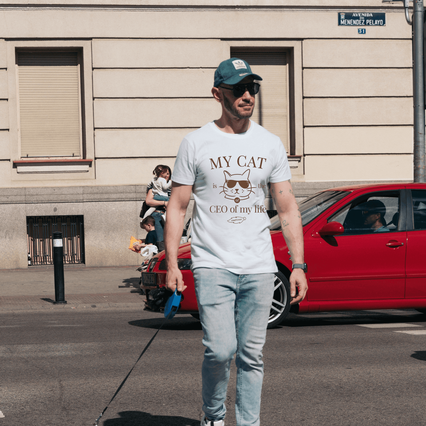 Hombre usando camiseta Cat Lover con frase “My cat is the CEO of my life”