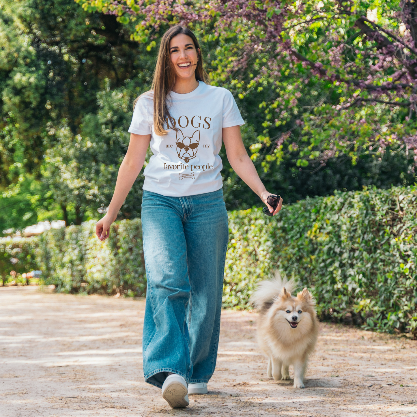 Pet lover usando camiseta estampada con mensaje divertido