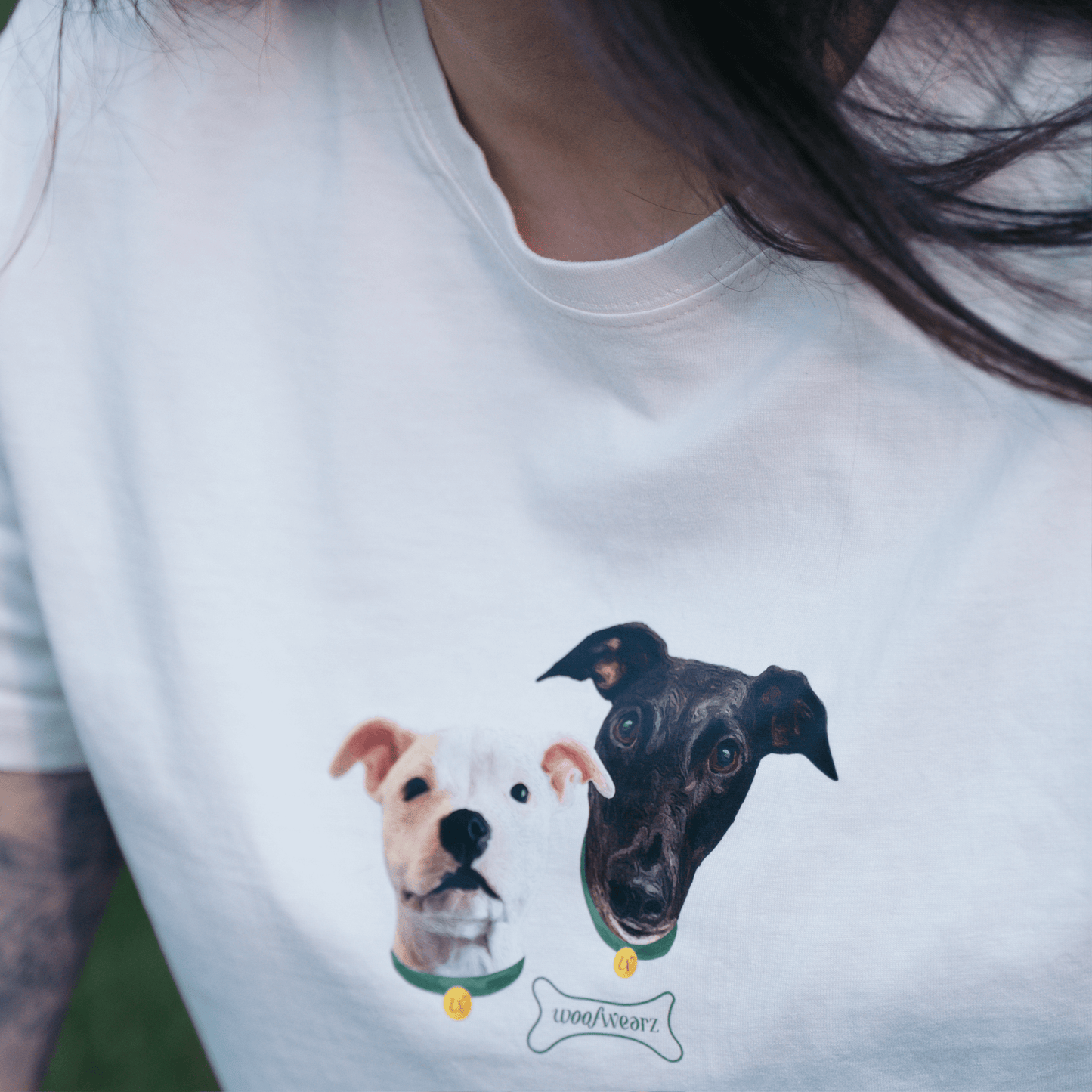 Modelo usando camiseta Medalla personalizada con su galgo
Camiseta con medalla bordada y galgo en escena lifestyle