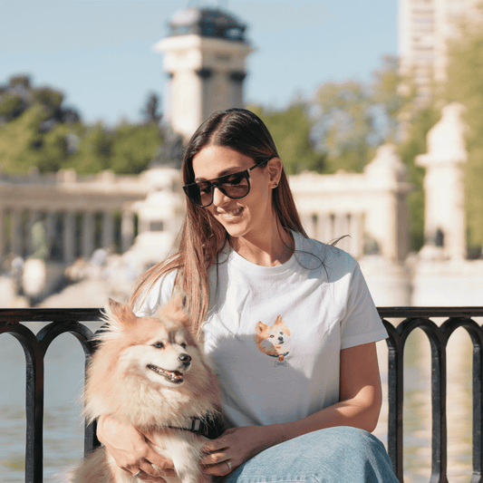 Modelo usando camiseta personalizada con diseño Medalla y mascota