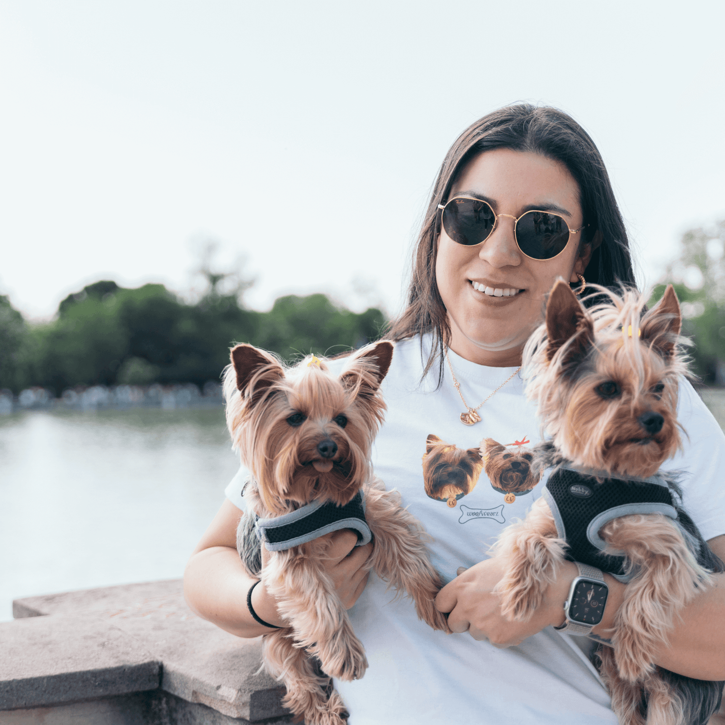 Camiseta personalizada Medalla con modelo y sus dos Yorkshire Terriers
Diseño bordado con nombre de mascota – Yorkies en imagen familiar