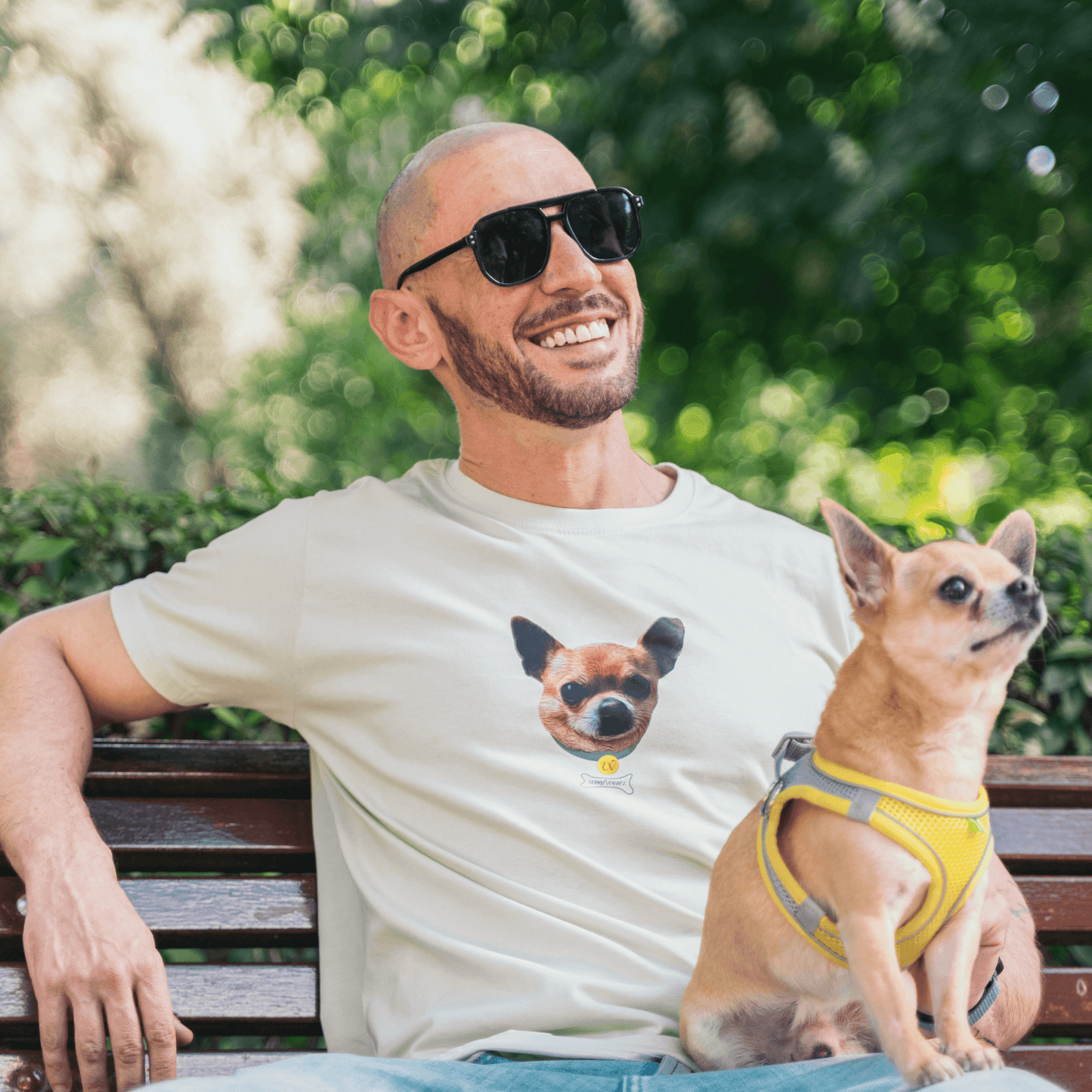 Modelo con camiseta Medalla personalizada y su perro Chihuahua
Camiseta con bordado y medalla, acompañado de Chihuahua