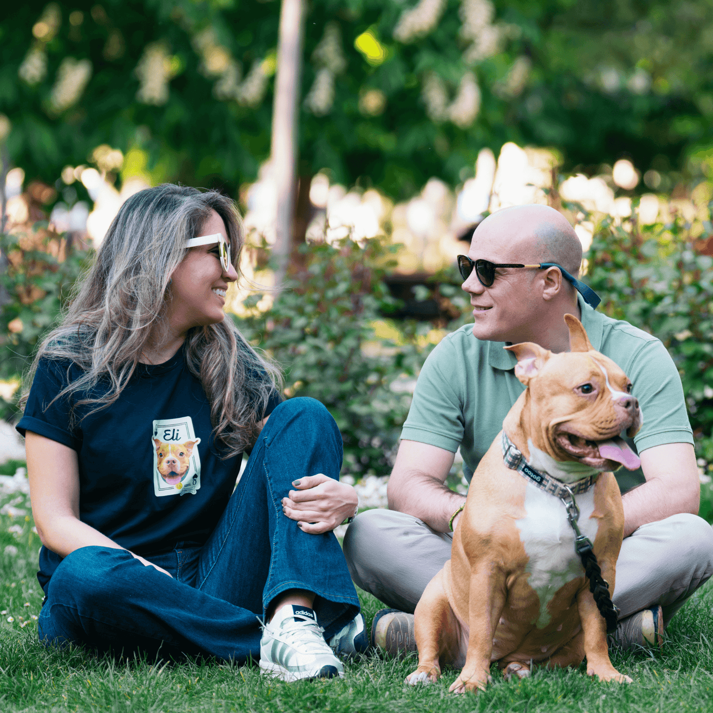 Familia usando camisetas personalizadas Joker edition con retratos de mascotas