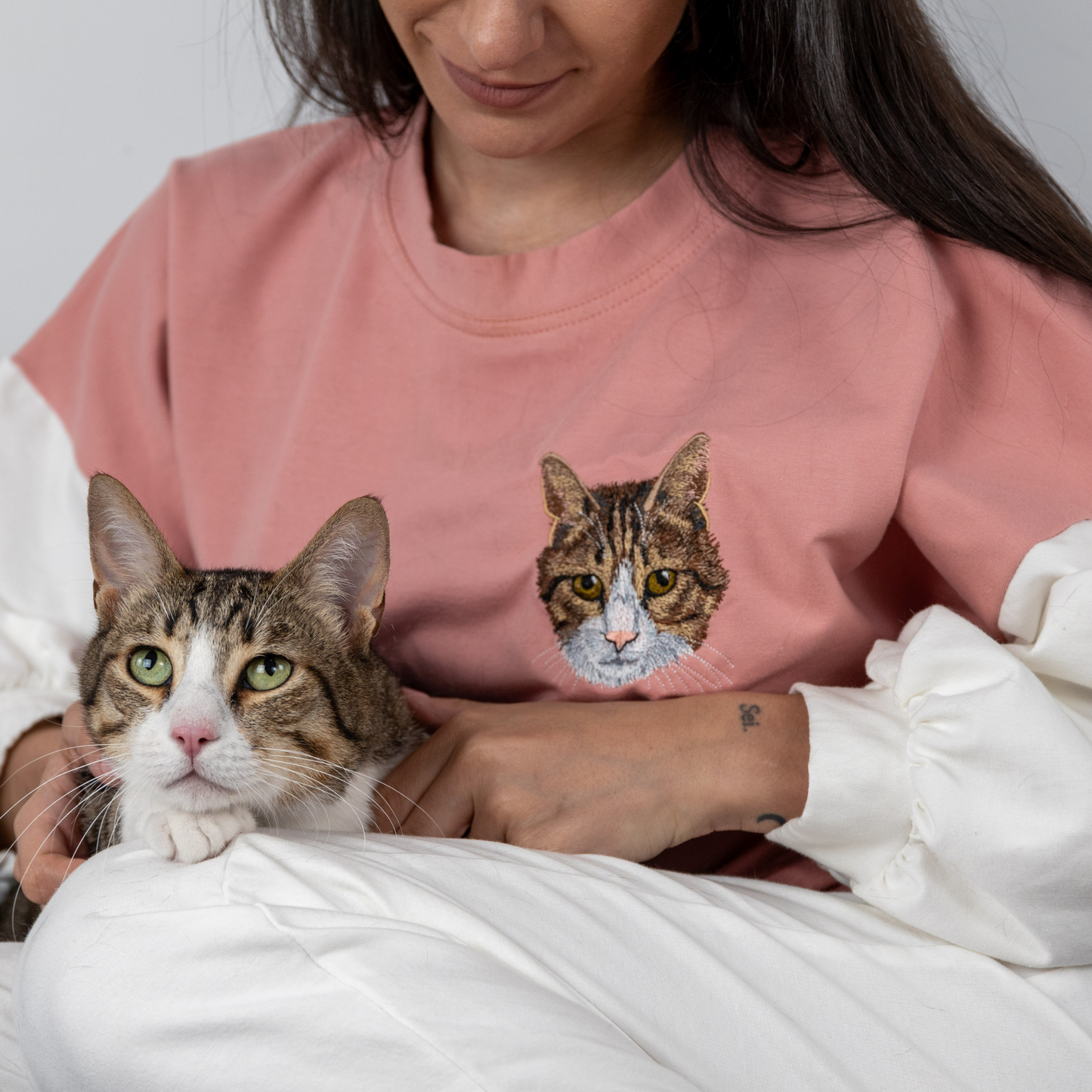 Sudadera para mujer con diseño personalizado bordado en el pecho
