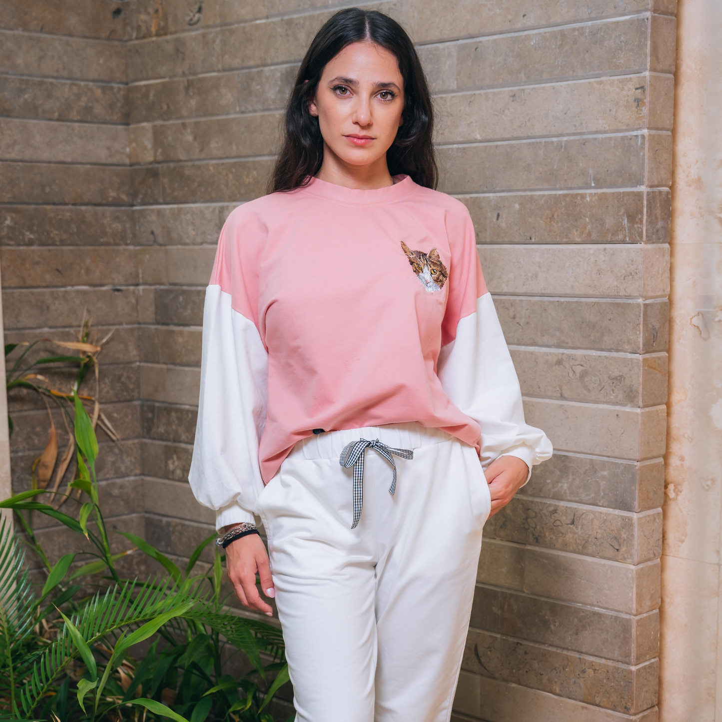 Conjunto cómodo bordado para amantes de mascotas – modelo femenina