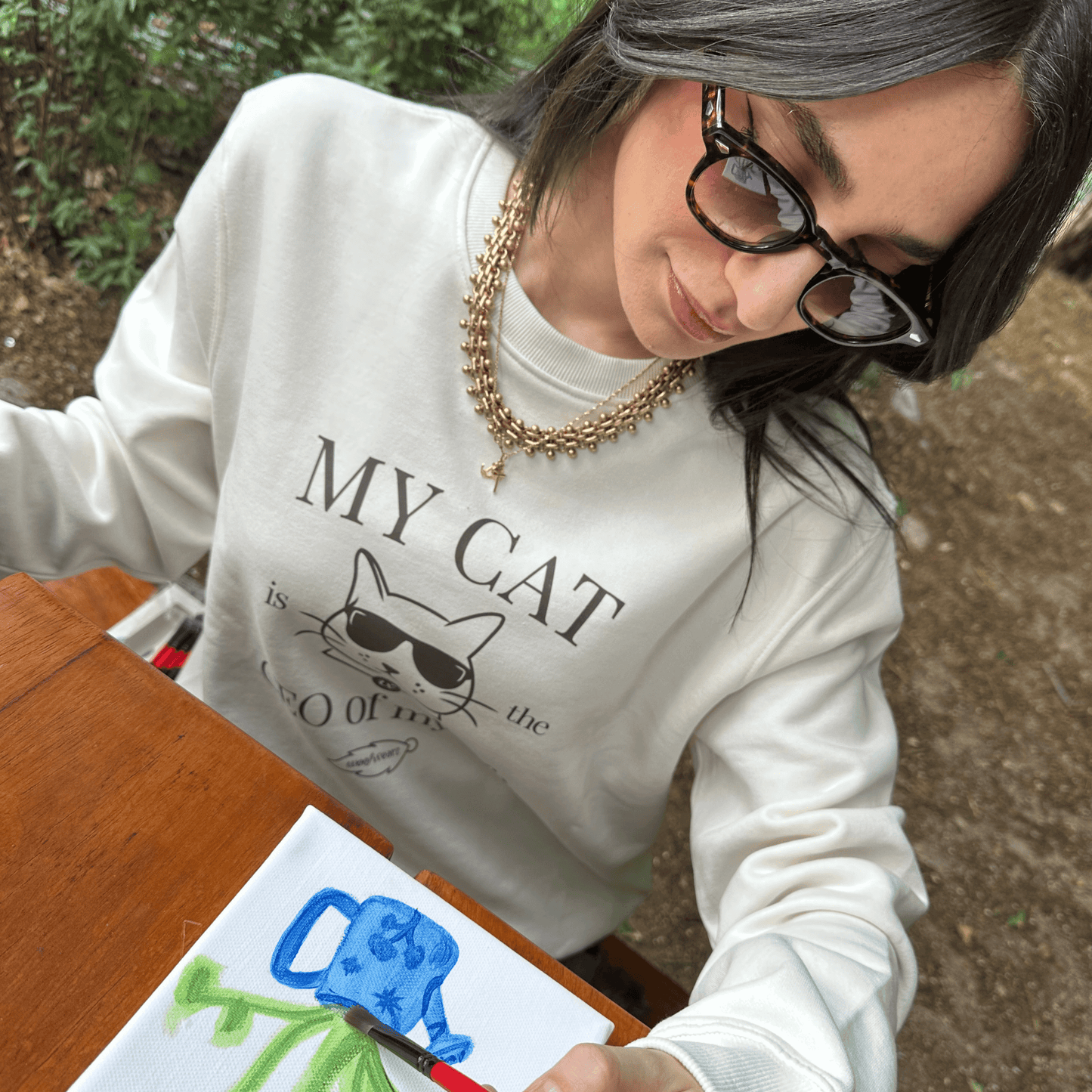 Mujer usando sudadera estampada con frase “My cat is the CEO of my life”