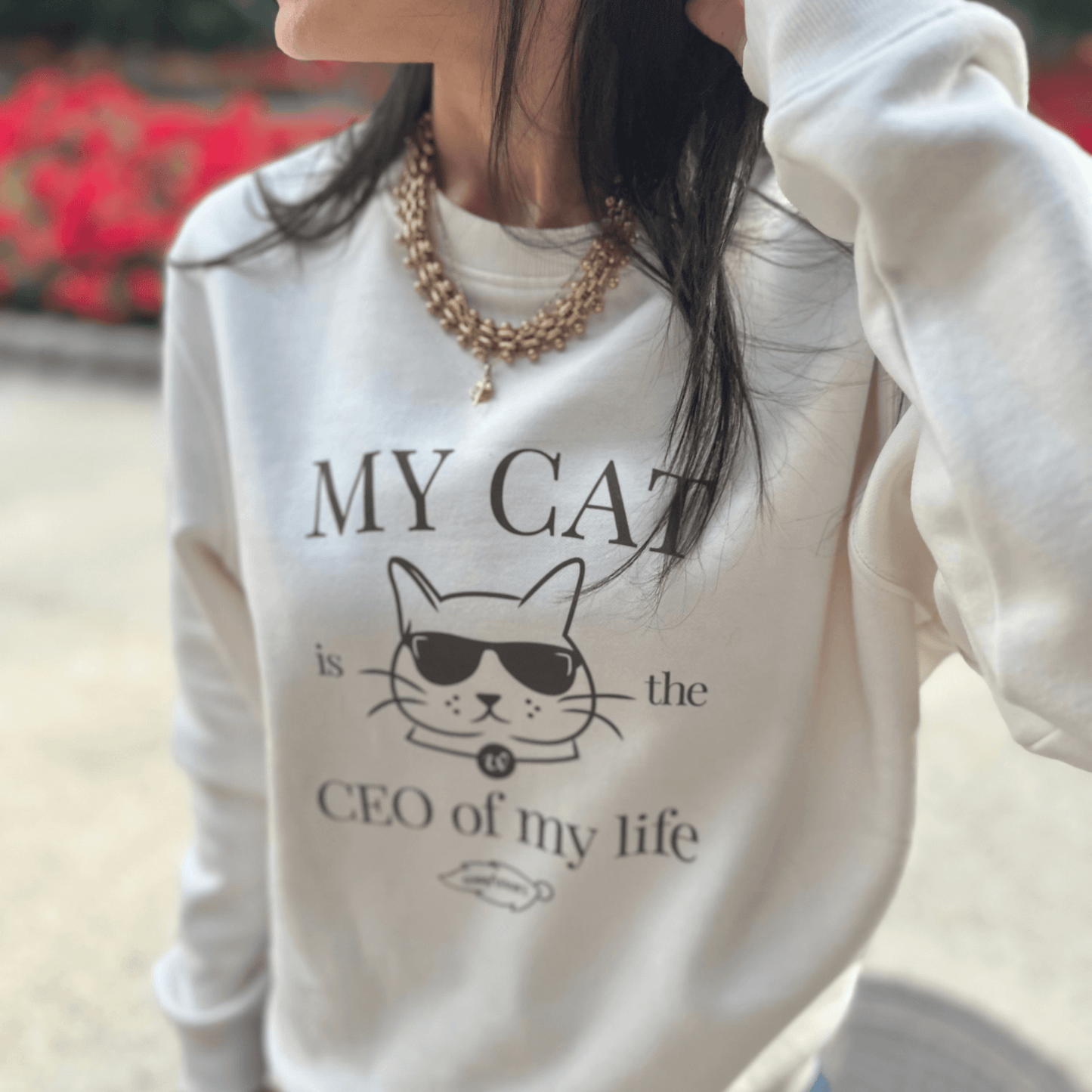 Detalle del estampado “My cat is the CEO of my life” en sudadera Cat Lover