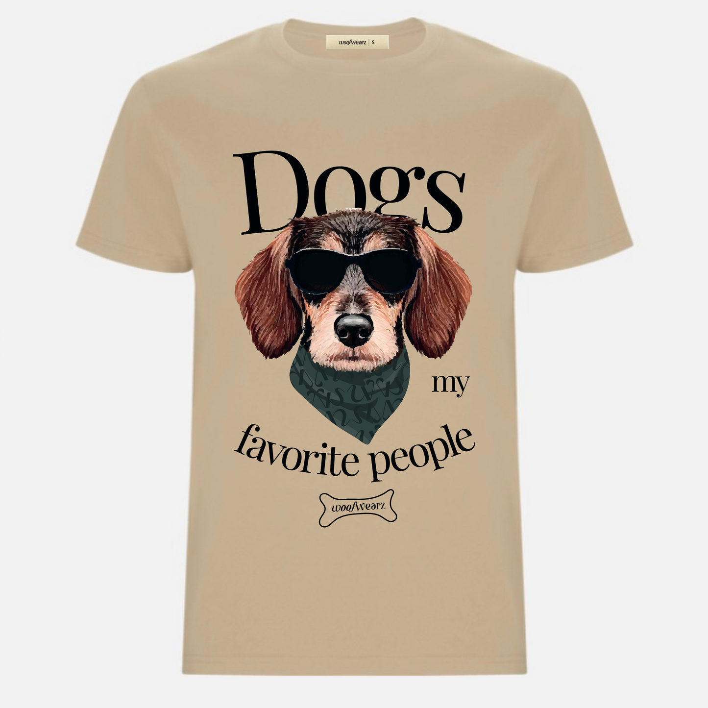 Camiseta color arena Dog Lover full color con frase “Dogs are my favorite people”