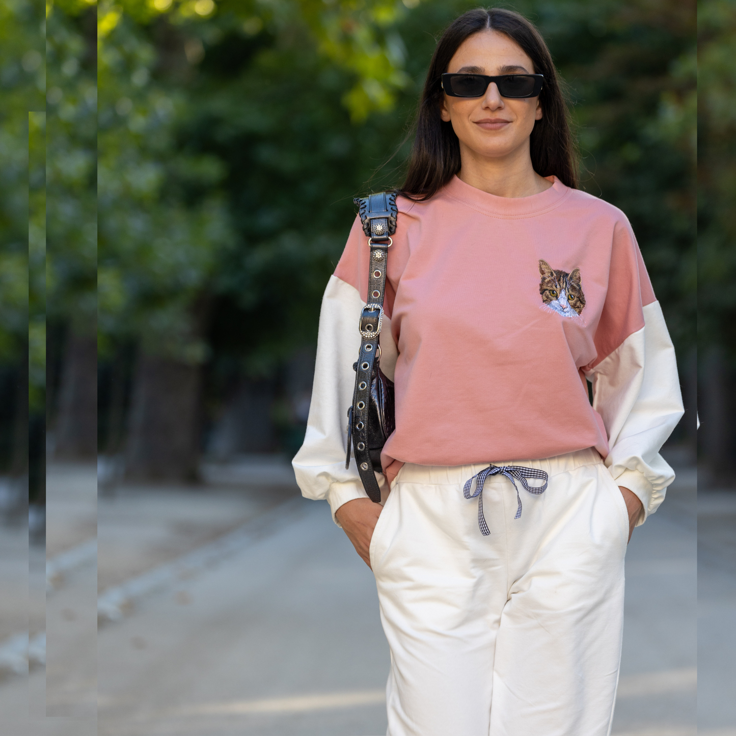 Mujer usando Set Comfy personalizado con bordado de su mascota