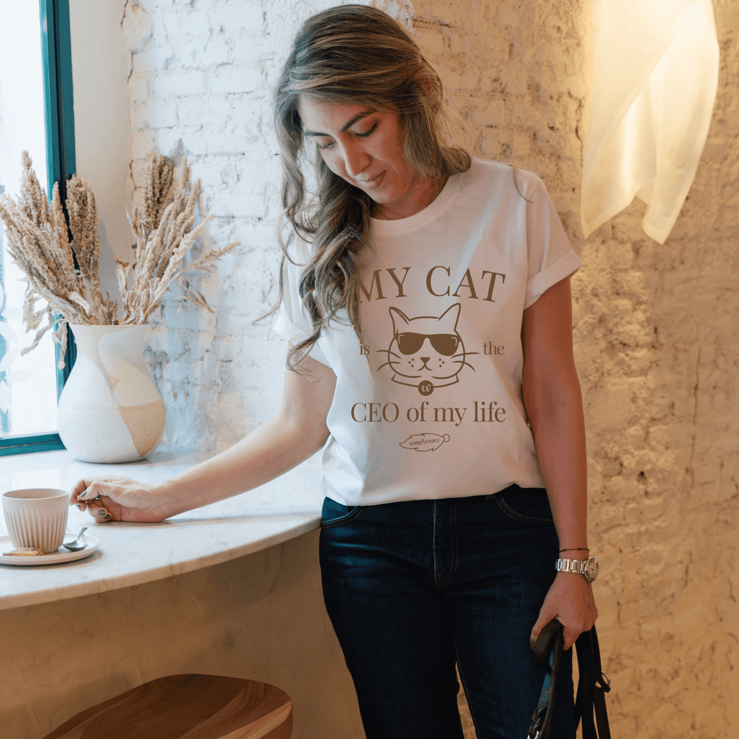 Mujer usando camiseta Cat Lover con frase “My cat is the CEO of my life”