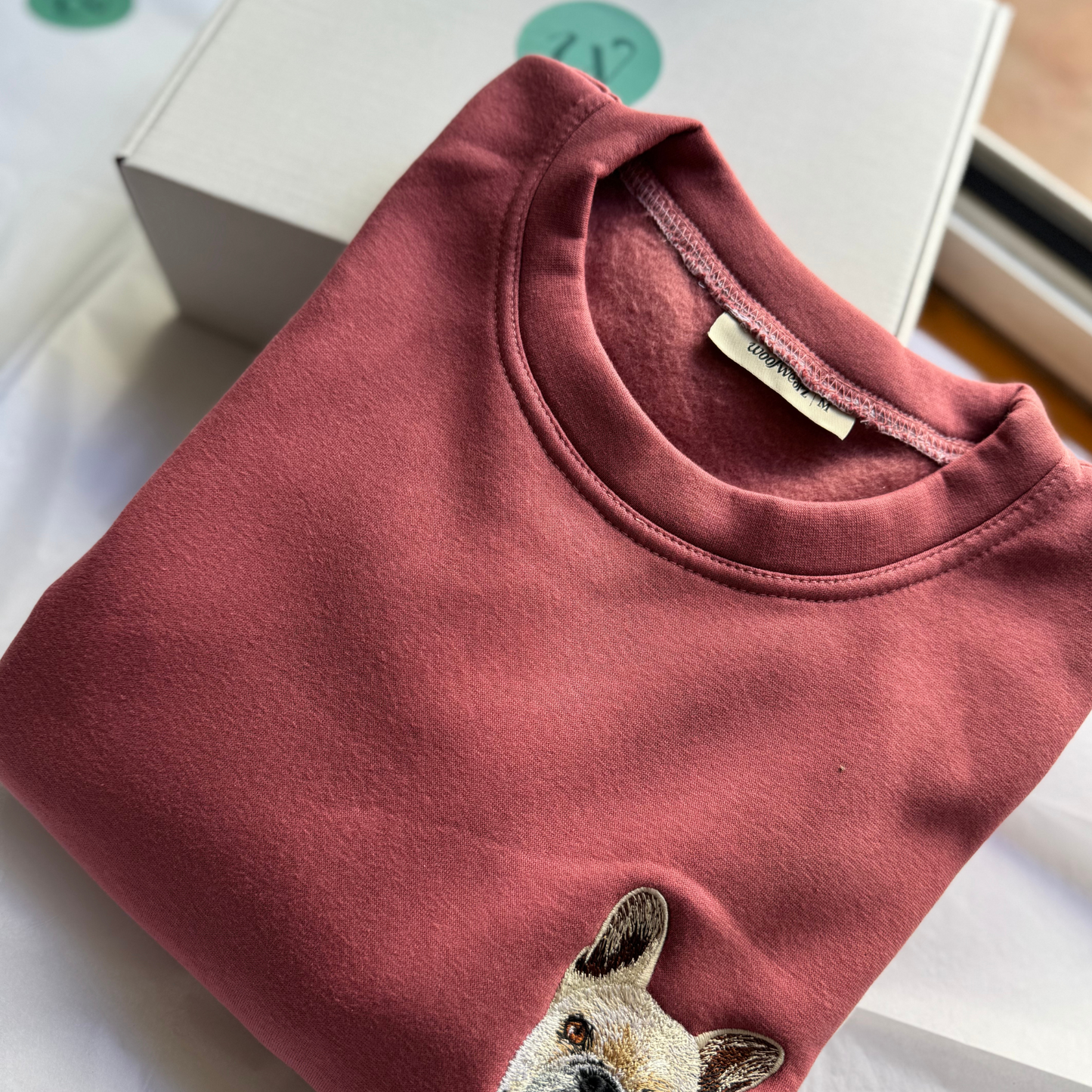 Sudadera personalizada con bordado realista – modelo femenina