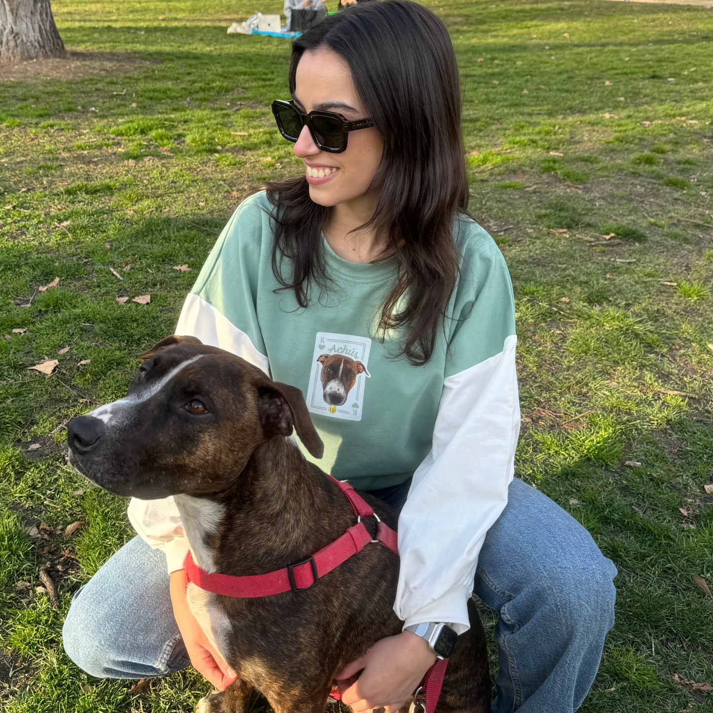 Imagen emocional con sudadera personalizada y su perro – estilo Joker