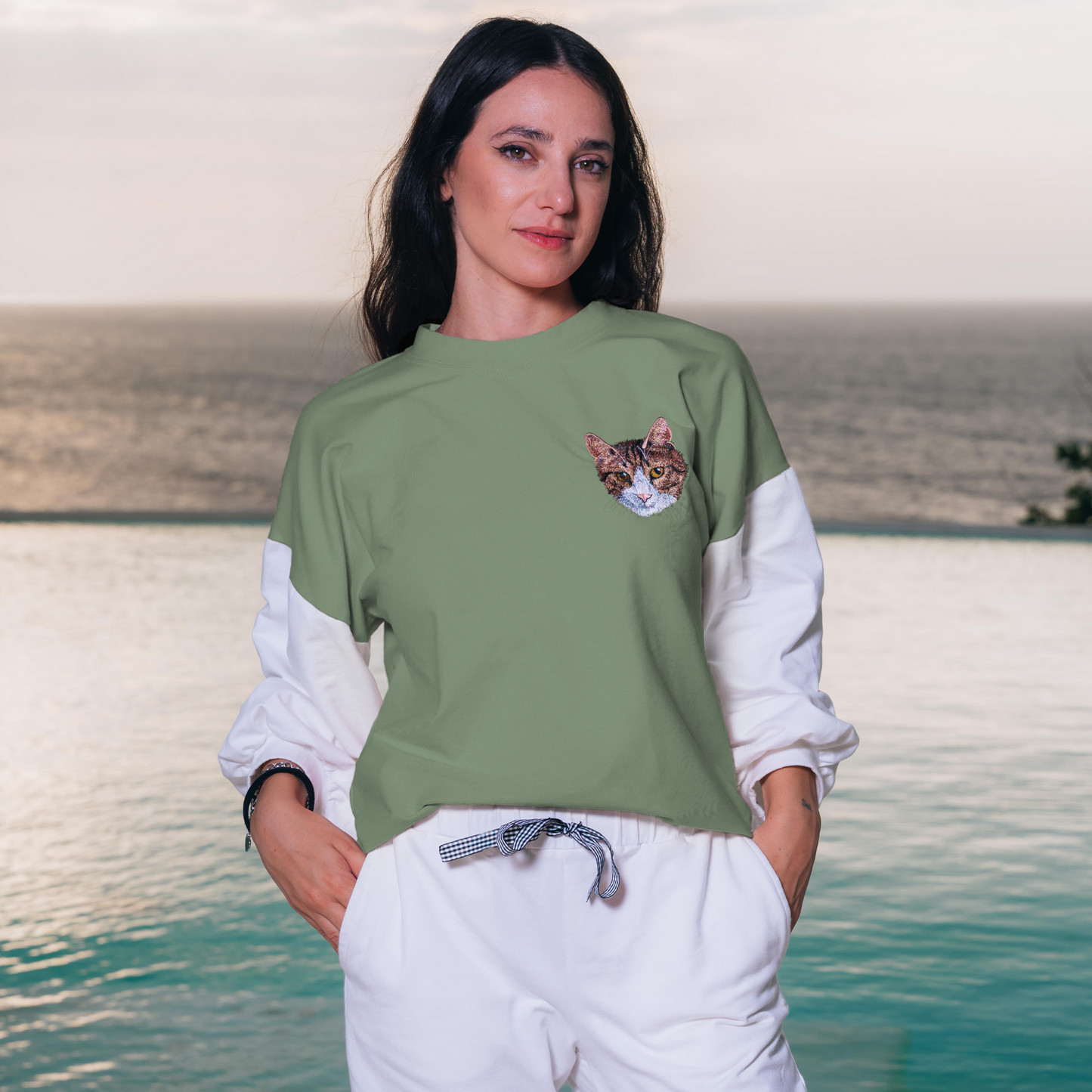 Modelo con sudadera y pantalón personalizados Woofwearz – pet lover