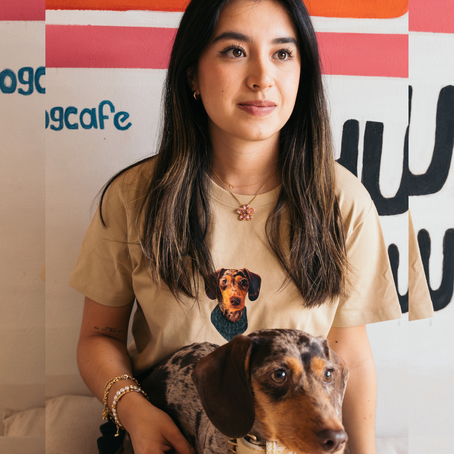 Camiseta estilo bandana personalizada y escena con perro