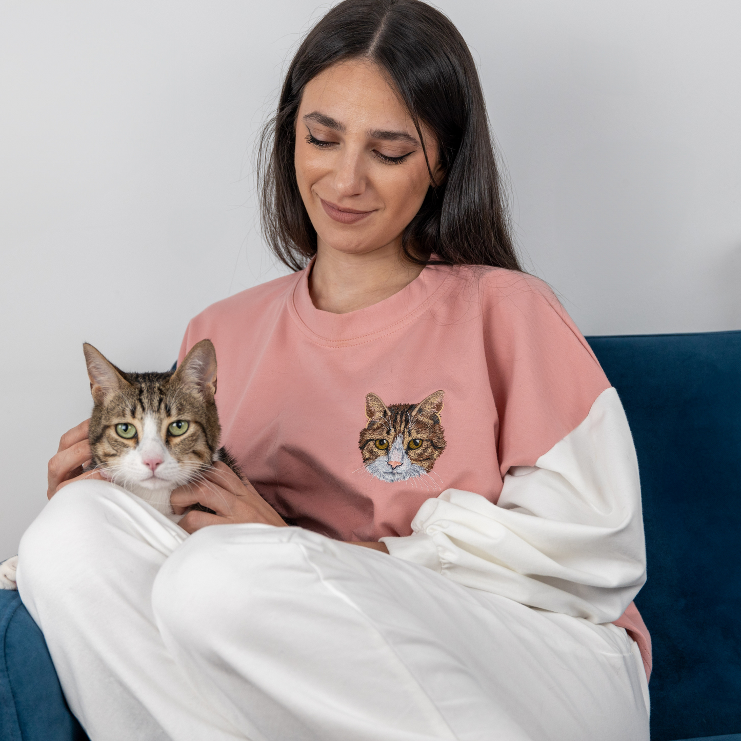 Modelo mujer con conjunto personalizado Woofwearz bordado