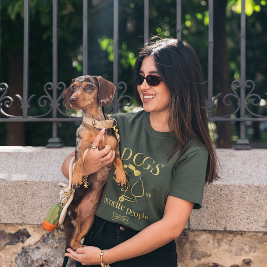 Mujer usando camiseta Dog Lover con diseño estampado