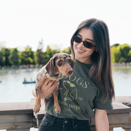 Escena con perro y camiseta para amantes de los peludos