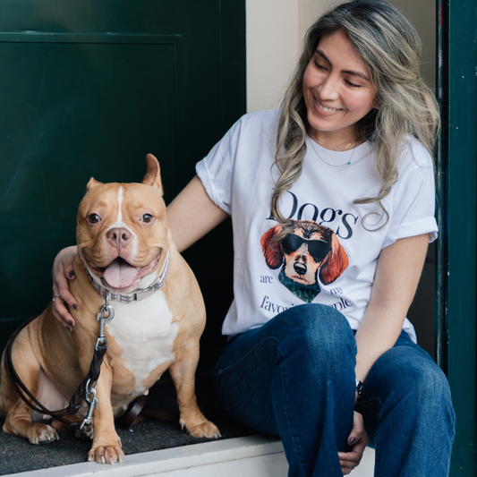 Modelo usando camiseta Dog Lover junto a su perro