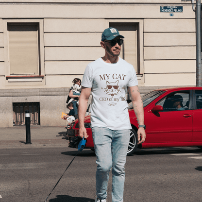 Hombre usando camiseta Cat Lover con frase “My cat is the CEO of my life”