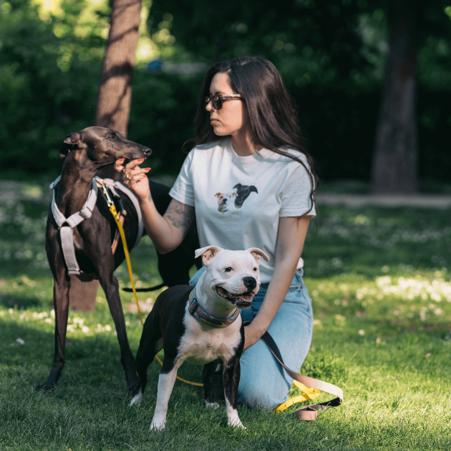 Modelo usando camiseta personalizada junto a su Staffy
Camiseta Medalla bordada con nombre de Staffy – diseño Woofwearz