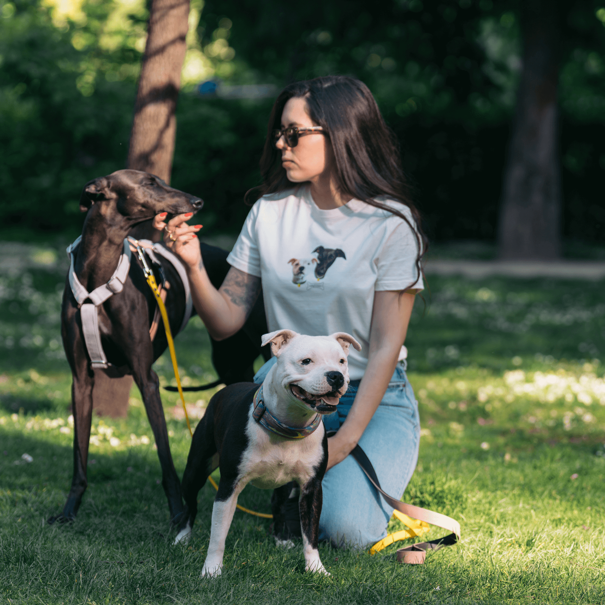 Modelo usando camiseta personalizada junto a su Staffy
Camiseta Medalla bordada con nombre de Staffy – diseño Woofwearz