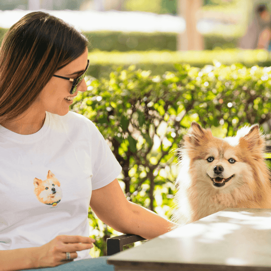 Modelo usando camiseta personalizada Medalla junto a su perro Pomsky
Camiseta bordada con medalla y nombre de Pomsky – Woofwearz