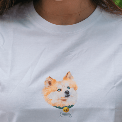 Vista frontal de camiseta con medalla bordada y nombre de mascota