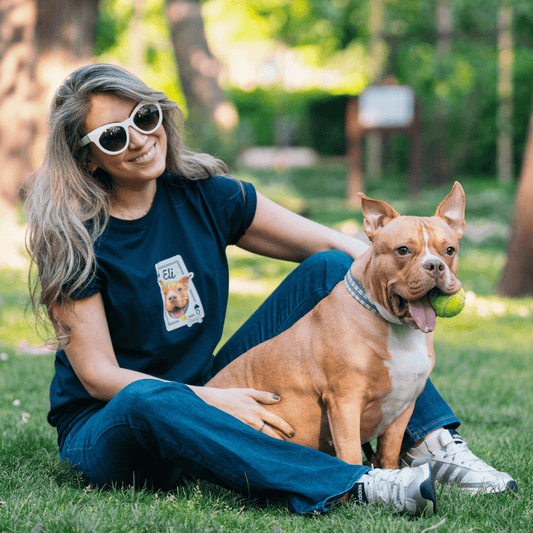 Modelo usando camiseta personalizada Joker edition con mascota