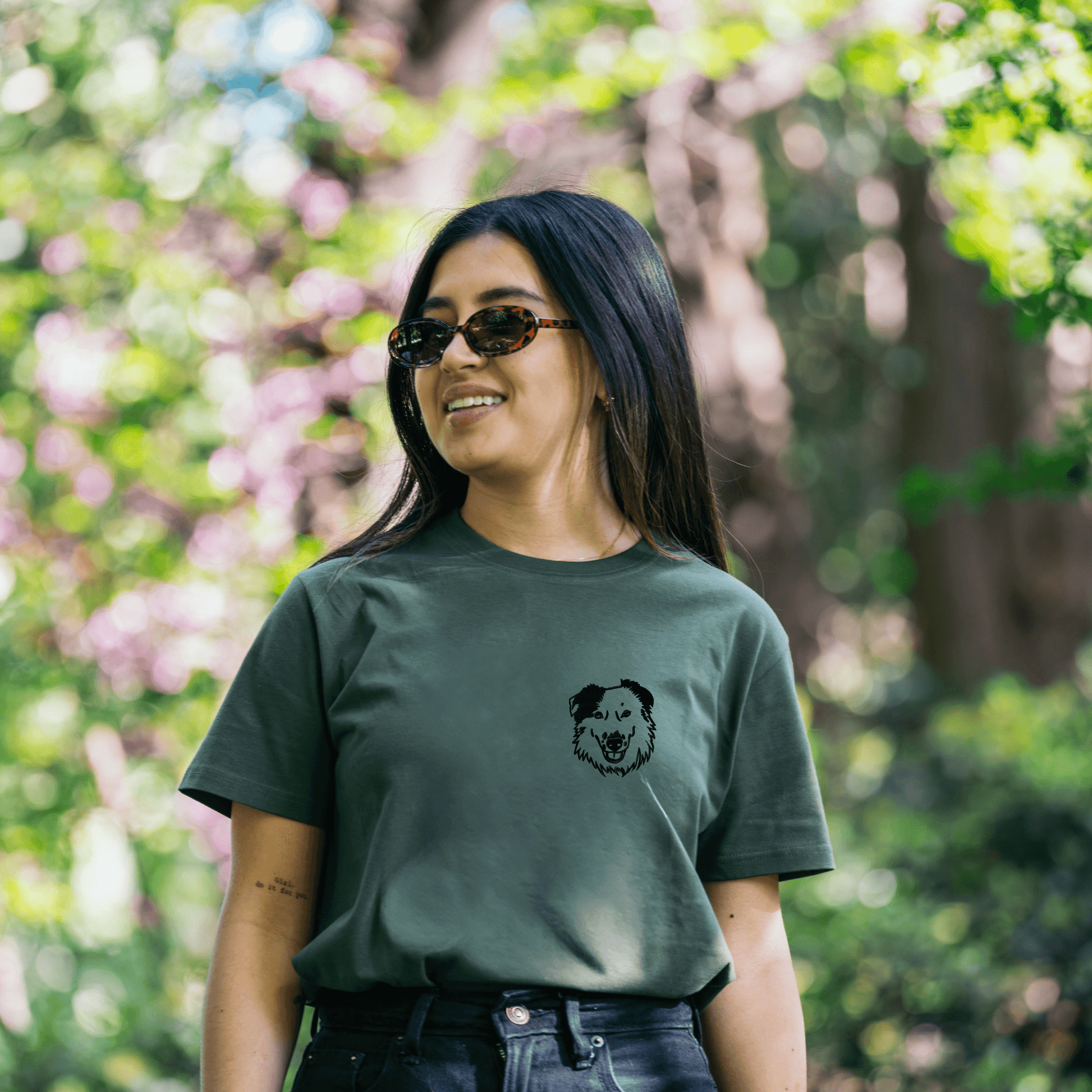 Camiseta minimalista personalizada con bordado de mascota en el pecho
