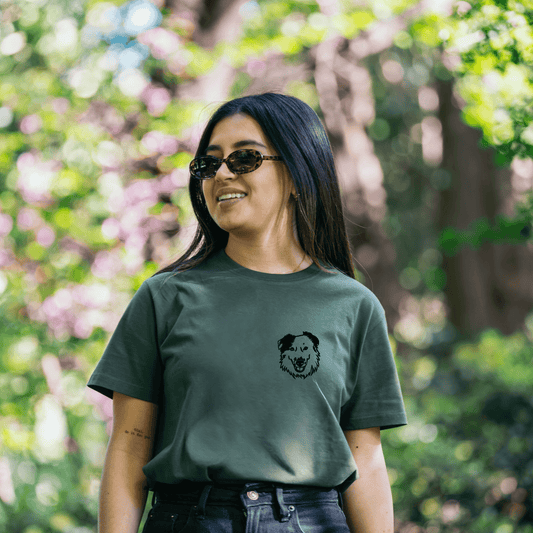 Camiseta minimalista personalizada con bordado de mascota en el pecho