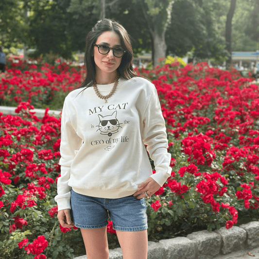 Modelo usando sudadera estampada con diseño para amantes de gatos