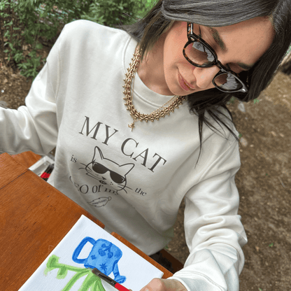 Mujer usando sudadera estampada con frase “My cat is the CEO of my life”