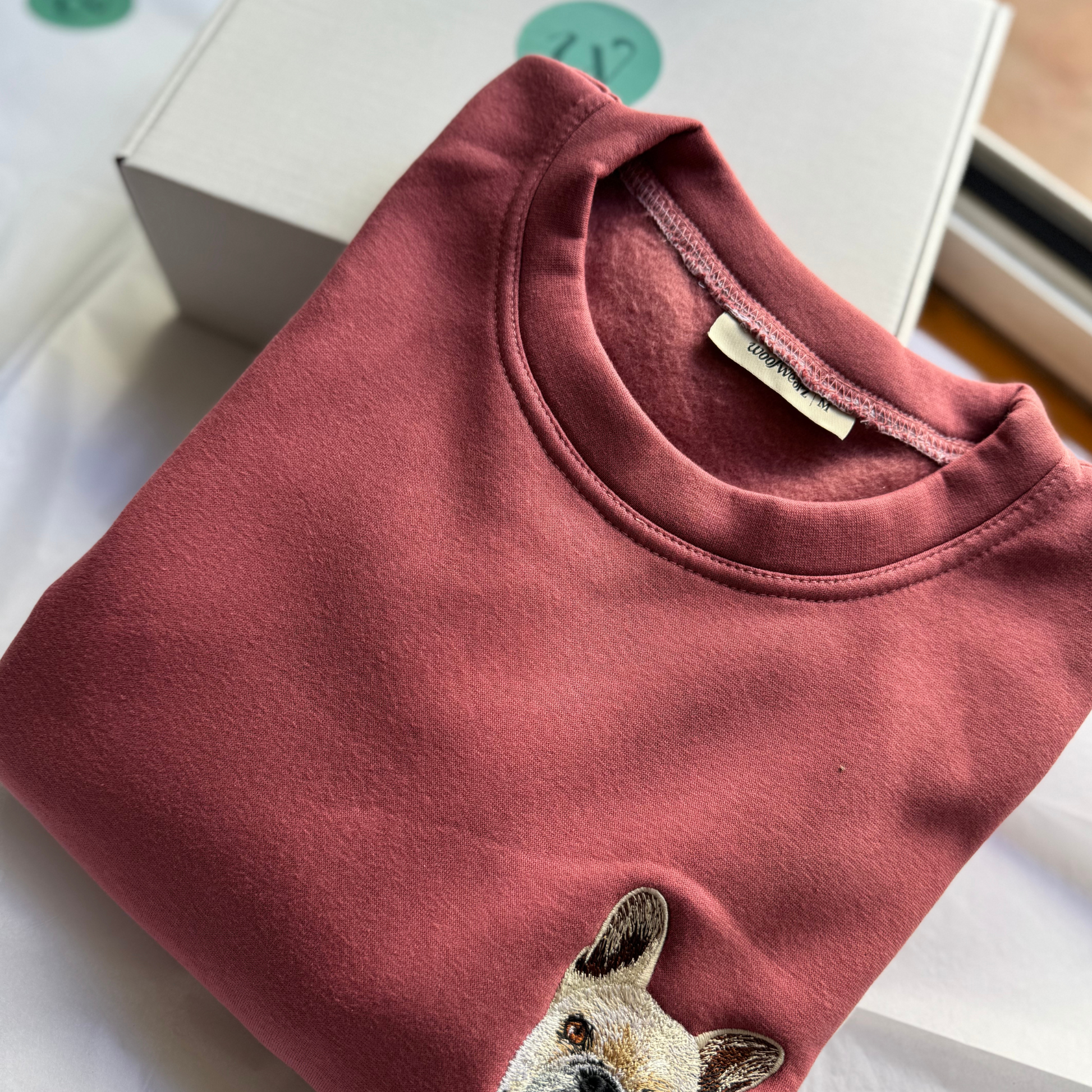 Sudadera personalizada con bordado realista – modelo femenina