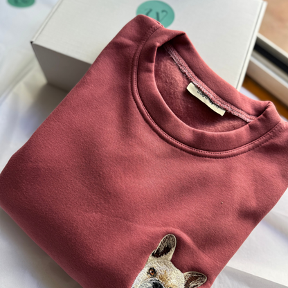 Sudadera personalizada con bordado realista – modelo femenina
