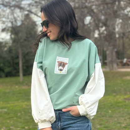 Mujer usando sudadera personalizada Joker edition con retrato de mascota