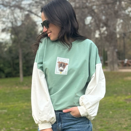 Mujer usando sudadera personalizada Joker edition con retrato de mascota