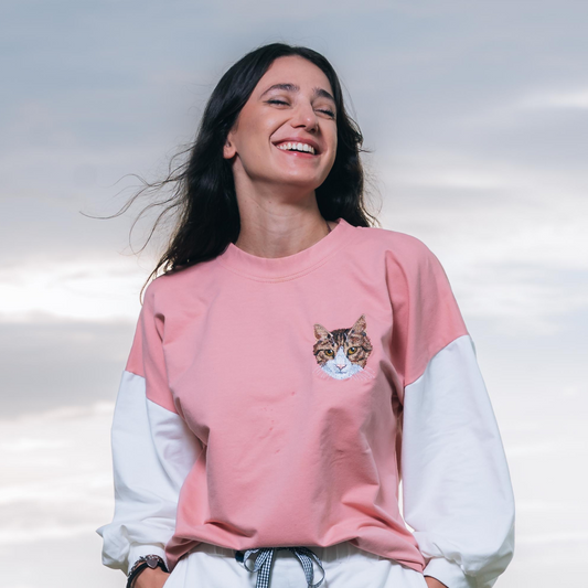 Modelo mujer usando sudadera personalizada con cara bordada de mascota