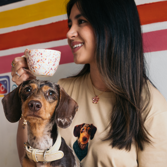 Modelo con mascota usando camiseta Bandana personalizada
